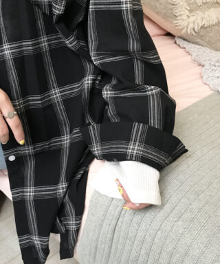 Manche de la chemise à carreaux vintage de couleur noir
