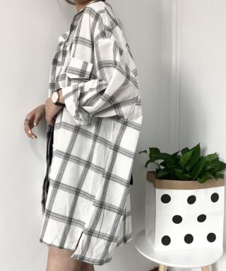Chemise à carreaux vintage blanche de profil
