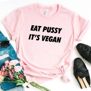 T-shirt Grunge rose avec inscription Eat pussy it's vegan