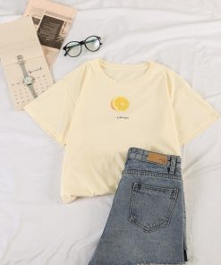 T-shirt jaune avec un citron