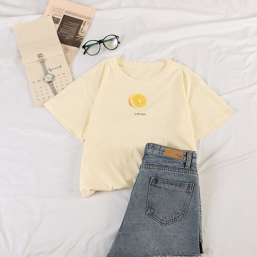 T-shirt jaune avec un citron